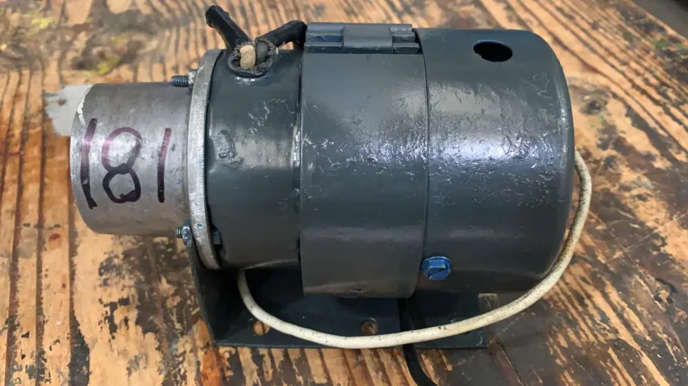 Adaptador con USB Motor de Corriente Alterna THUTHILL