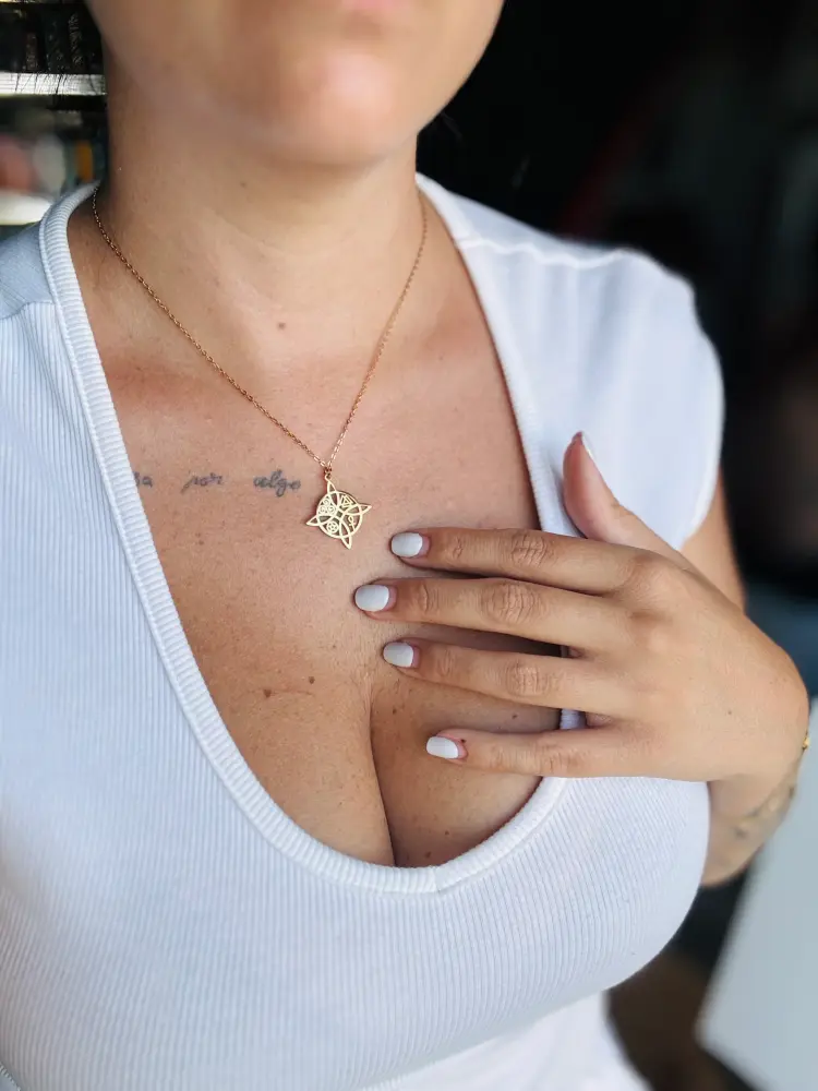 COLGANTE NUDO DE BRUJA ACERO INOXIDABLE DORADO Recarga por Inducción