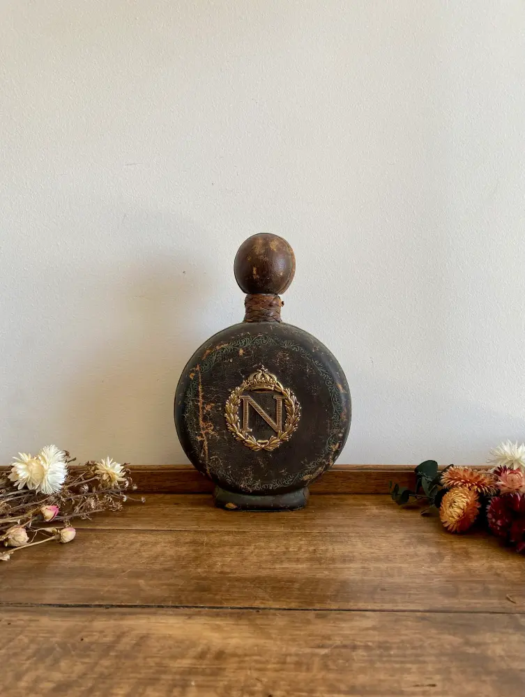 Dispositivo Biométrico Bouteille en cuir avec lettre couronnée "N"