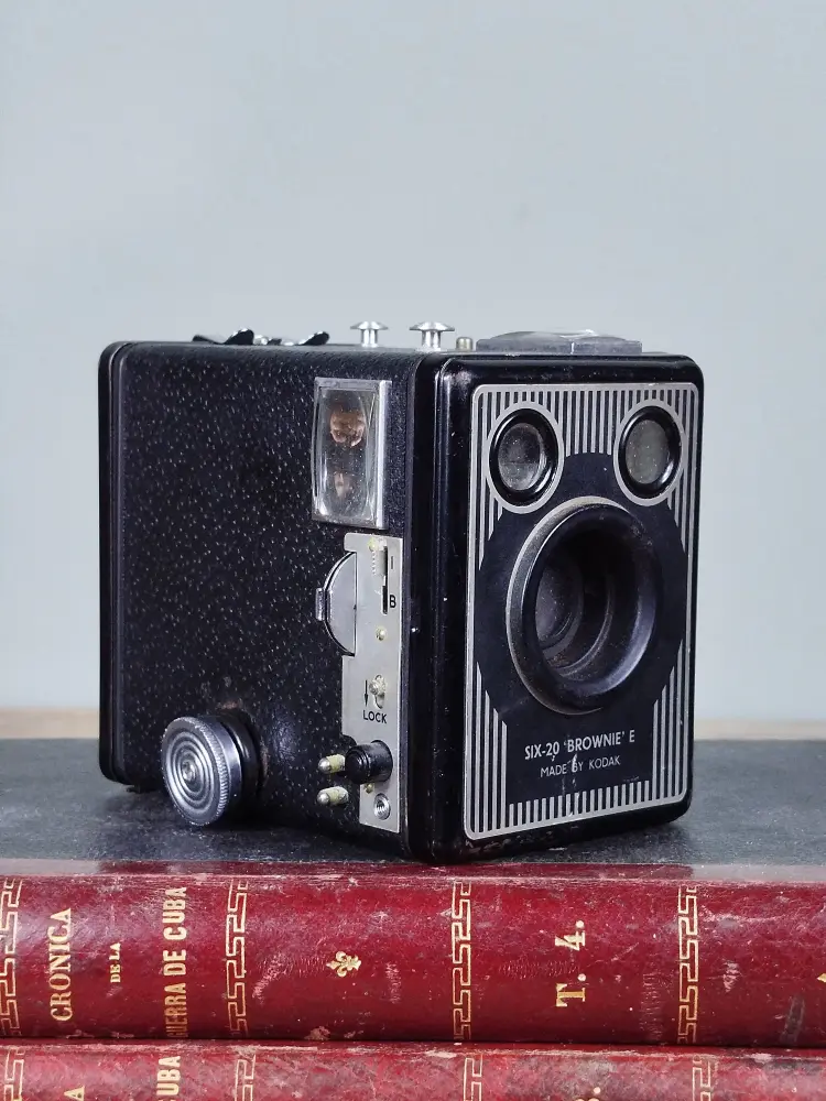 Cámara Brownie Six-20 Modelo E con WiFi y Bluetooth Integrados