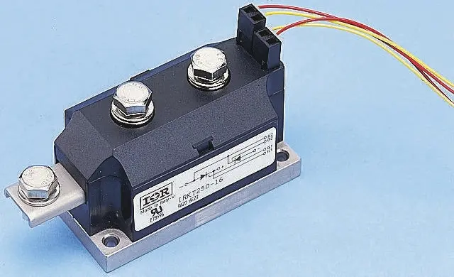 Diodo, VS-VSKD320-16PBF, Rectificador de recuperación, 320A, 1600V Conexión de silicio, MAGN--PAK, 3-Pines 1.28V Vishay