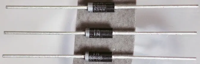 onsemi 3.68 (Dia.) x 8.89mm Simple 1A 1.2V 1N5368BG +200 °C 5 W 500nA 25Ω -65 °C Montaje en orificio pasante 47V 1 CASE