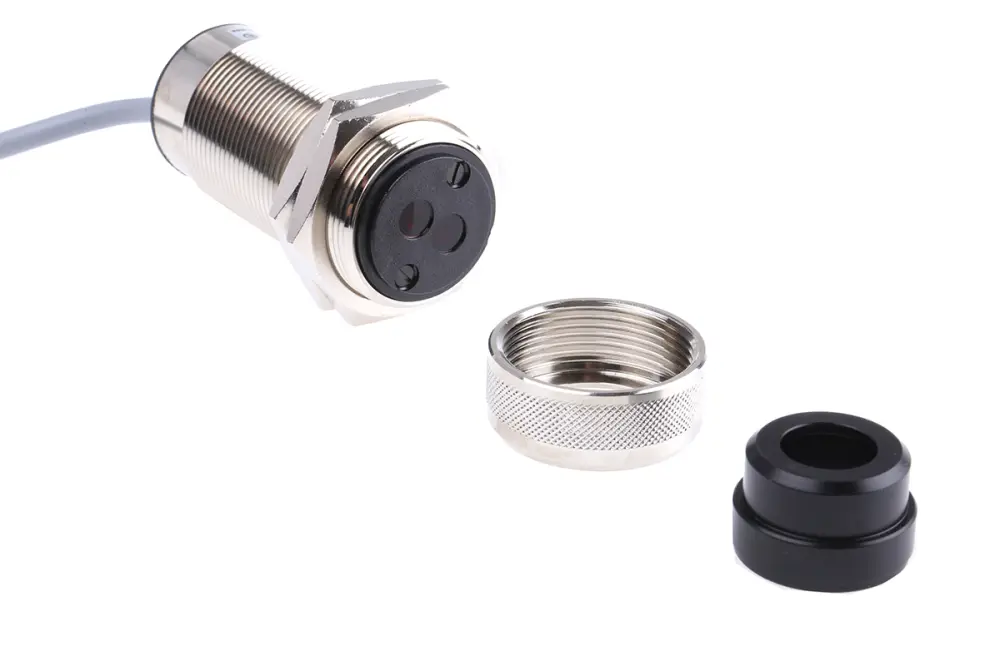 Fotocélula de cuerpo cilíndrico Baumer, Sistema Difuso, alcance 300 mm → 1,5 m, salida PNP, Cable de 4 hilos de | FZAM...