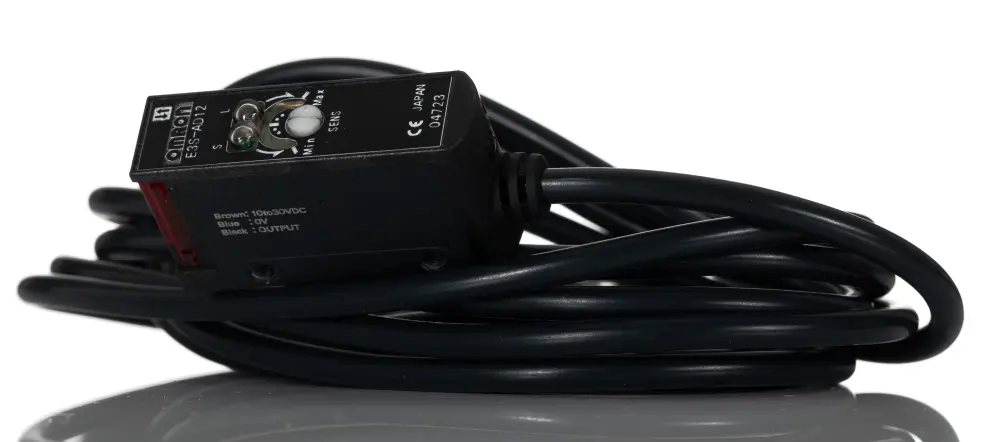 Fotocélula rectangular Omron, Sistema Difuso, alcance 700 mm, salida NPN, Precableado, IP67 | E3SAD12