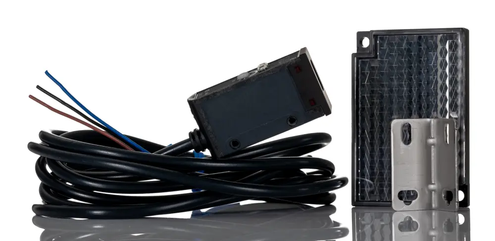 Fotocélula rectangular Omron, Sistema Reflex, alcance 100 mm → 2 m., salida NPN, Precableado, IP67 | E3SAR11