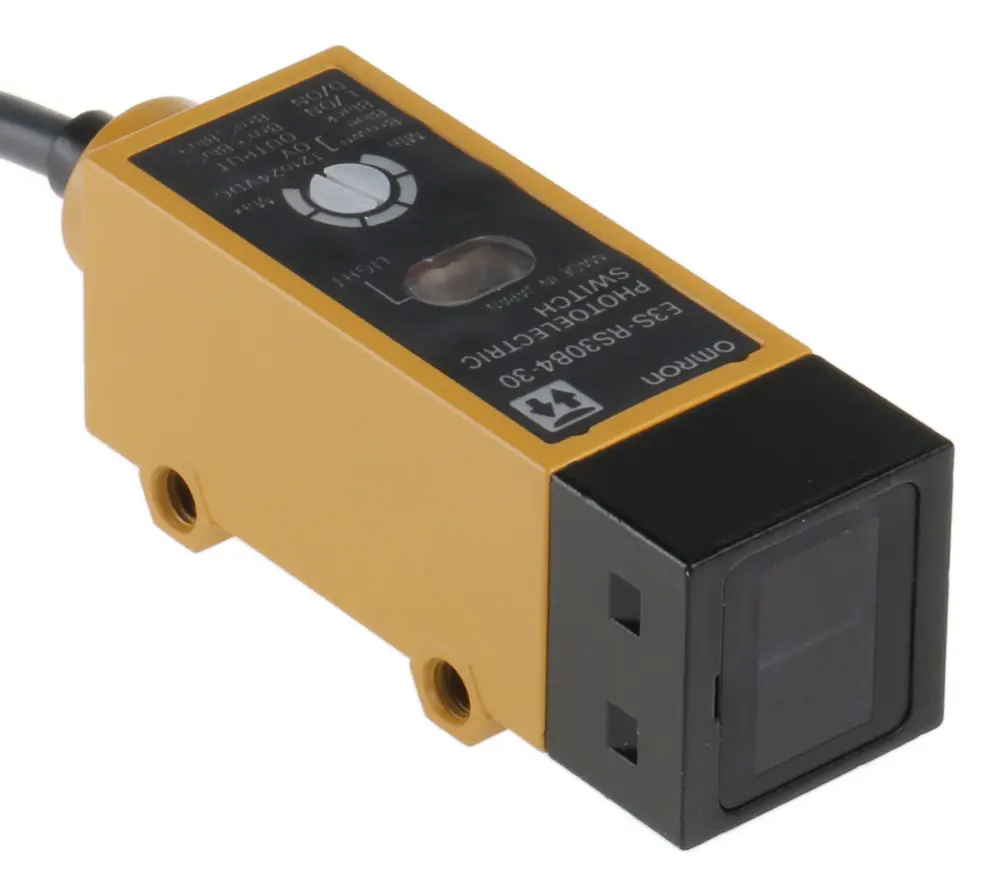 Fotocélula rectangular Omron, Sistema Reflex, alcance 300 mm, salida PNP, Cable de 3 hilos de 2 m., IP67 | E3SRS30B430
