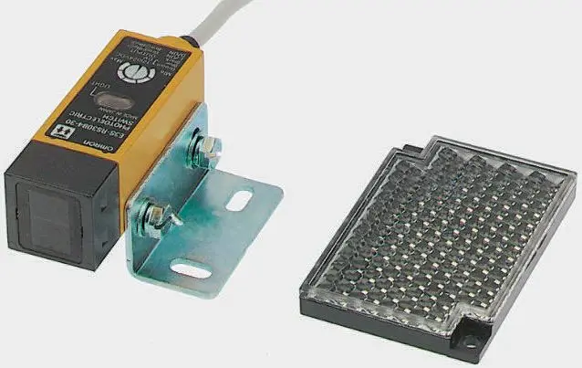Fotocélula rectangular Omron, Sistema Reflex, alcance 300 mm, salida NPN, Cable de 3 hilos de 2 m., IP67 | E3SRS30E430