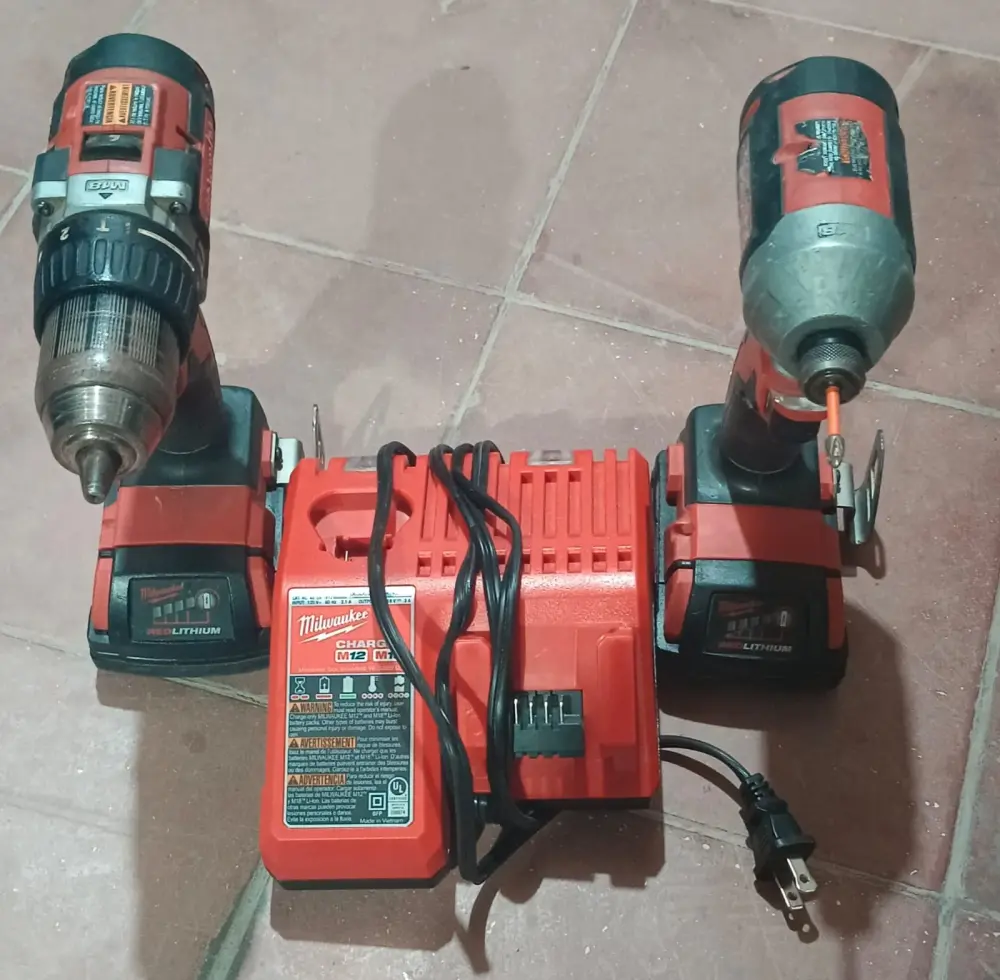 Combo para Dispositivos Esenciales Kit de Taladros MILWAUKEE 2802-21 inalambricos con pila y cargador, usado