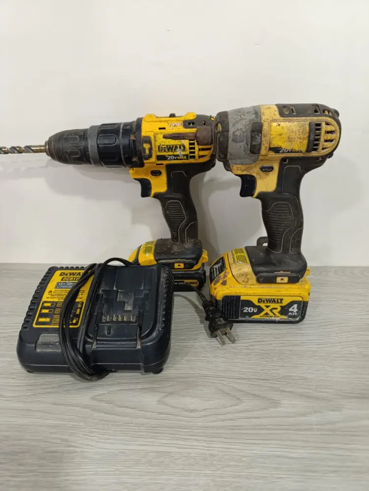Kit Taladro y Atornillador Dewalt con 2 Baterias y Cargador (Incluye Adaptador de Corriente)