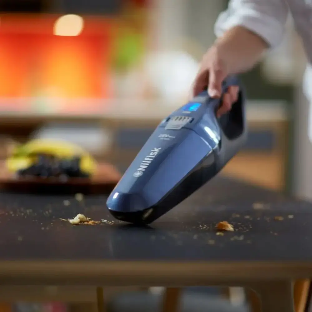 Aspirador vertical Nilfisk Cómodo 170W 2 en 1 inalámbrica negro