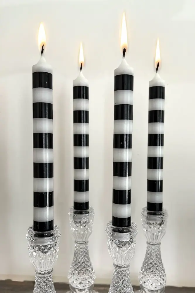 Set Aus 4 Weißen Und Schwarzen Kerzen con Garantí del Fabricante